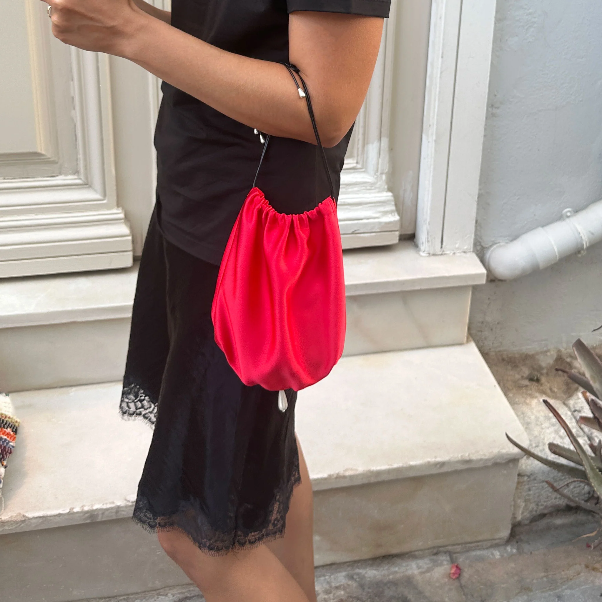 Red silk bag with pearl - Image 3